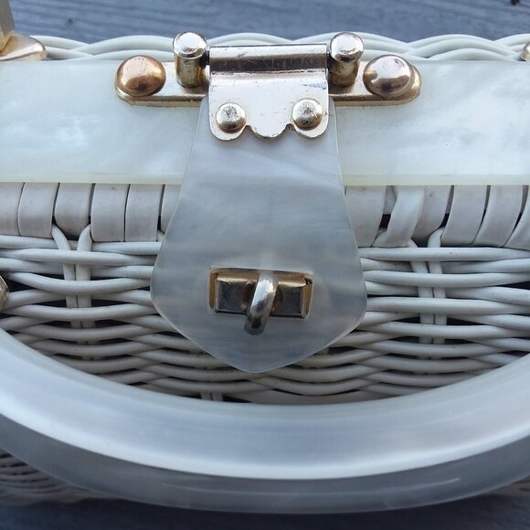 Vintage wicker handbag with lucite handles circa 1950's  made in Hong Kong - Picture 1 of 12